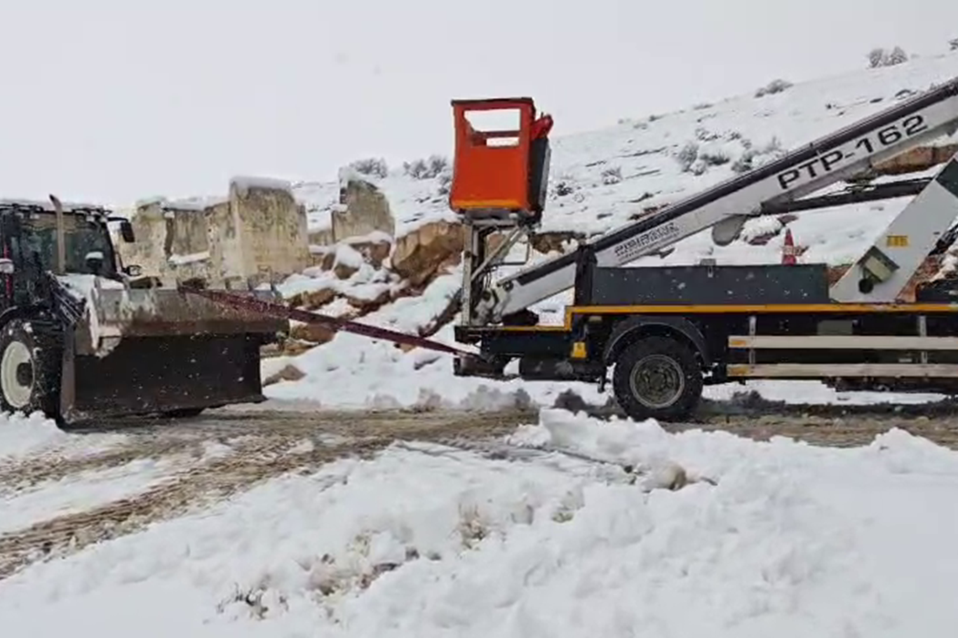 Siirt’te kar nedeniyle mahsur kalan 4 araç kurtarıldı