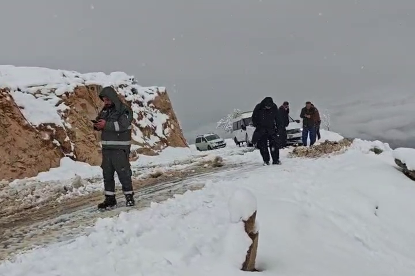 Siirt’te kar nedeniyle mahsur kalan 4 araç kurtarıldı