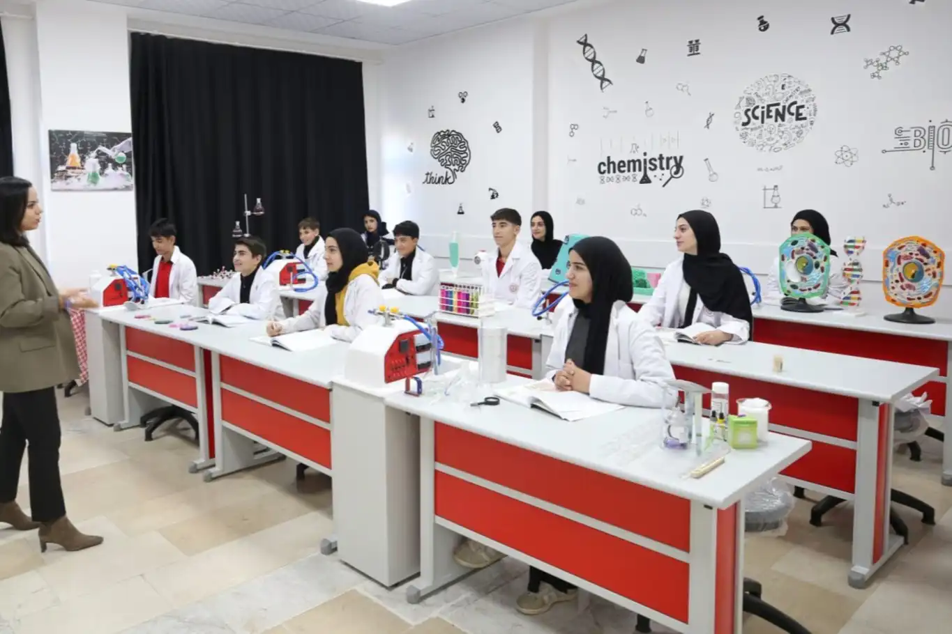 Muşlu öğrenciler, fen bilimleri laboratuvarında teoriyi uygulamaya dönüştürüyor