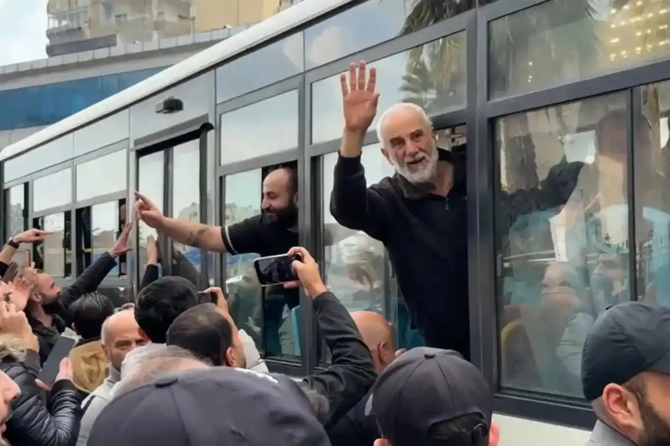 السلطات السورية تفرج عن 70 عسكرياً سابقاً لعدم تورطهم بجرائم حرب