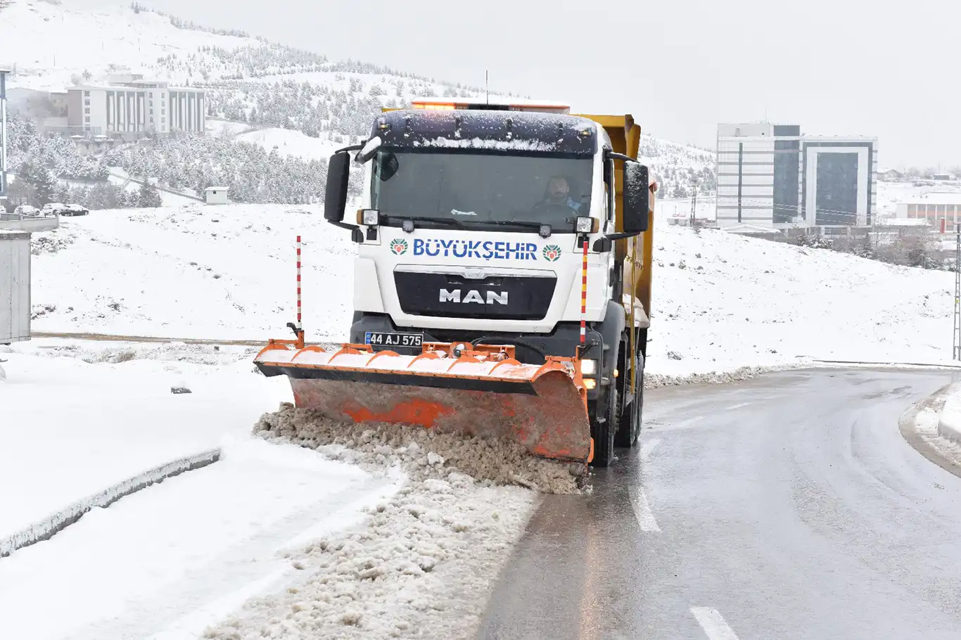 Malatya'da kar yağışı ile birlikte ekipler harekete geçti