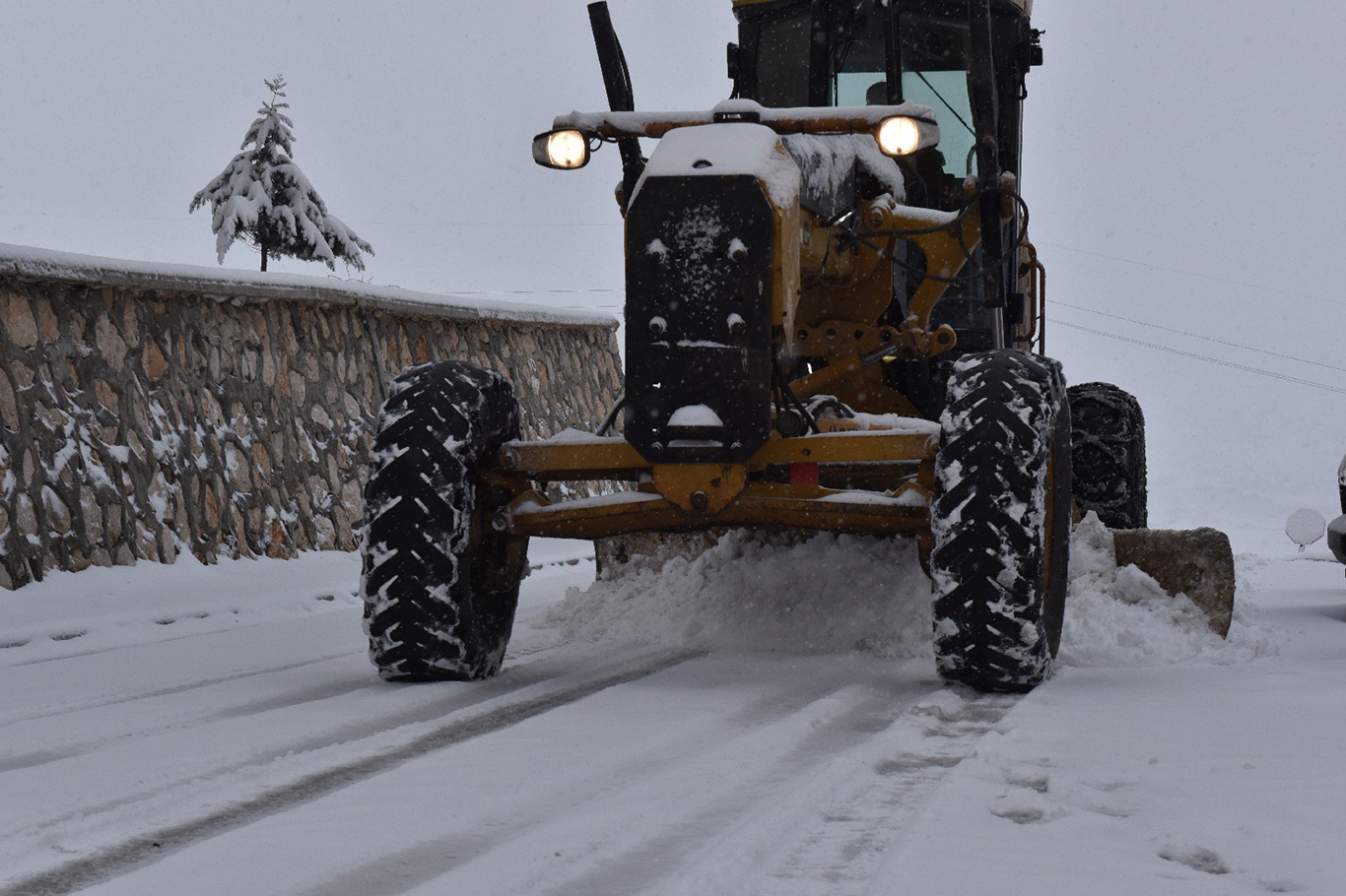 Malatya'da kar yağışı ile birlikte ekipler harekete geçti