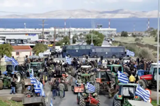 Yunanistan’da yolsuzluk iddialarıyla başlayan çiftçilerin eylemleri devam ediyor