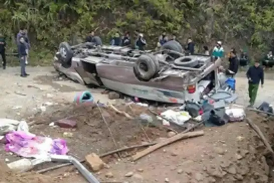 Vietnam’da yolcu otobüsü devrildi: 9 ölü, 9 yaralı