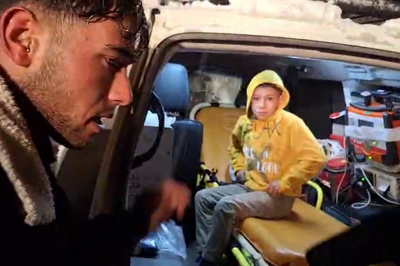 Siirt’te hasta çocuk ambulansla hastaneye ulaştırıldı