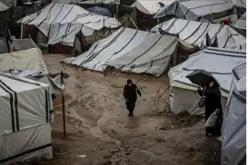 وسط صمت دولي فاضح.. الرياح والأمطار تقتلع وتغرق خيام نازحين  في غزة