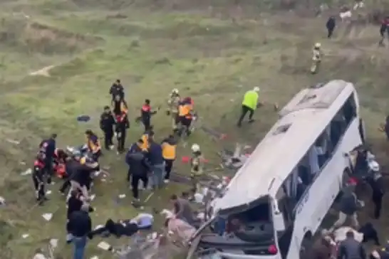 سقوط خودروی سرویس به داخل شیار در اسنیورت استانبول: ۵ کشته و ۶ زخمی