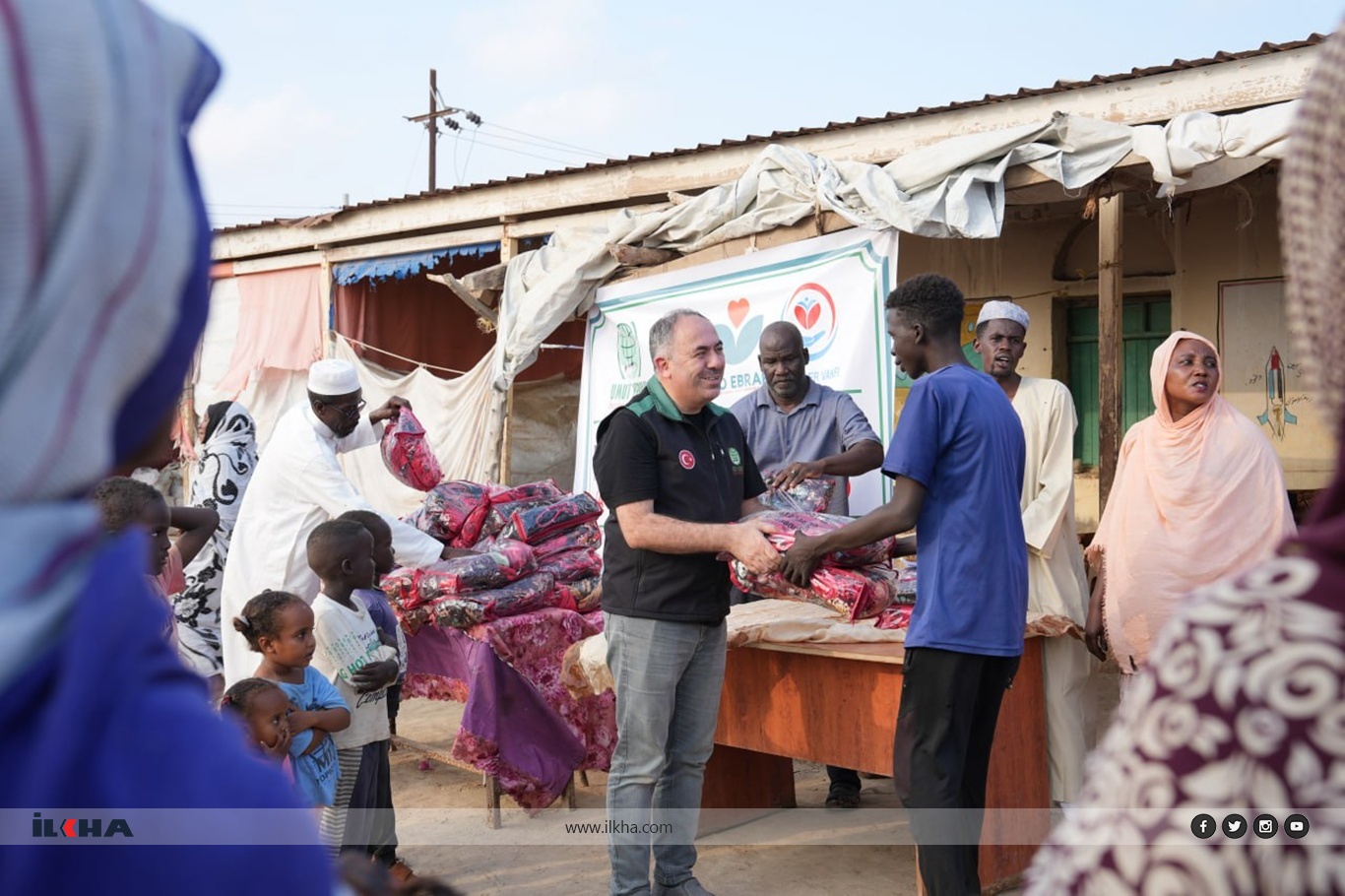 Humanitarian groups deliver lifesaving aid to displaced families in war-torn Sudan
