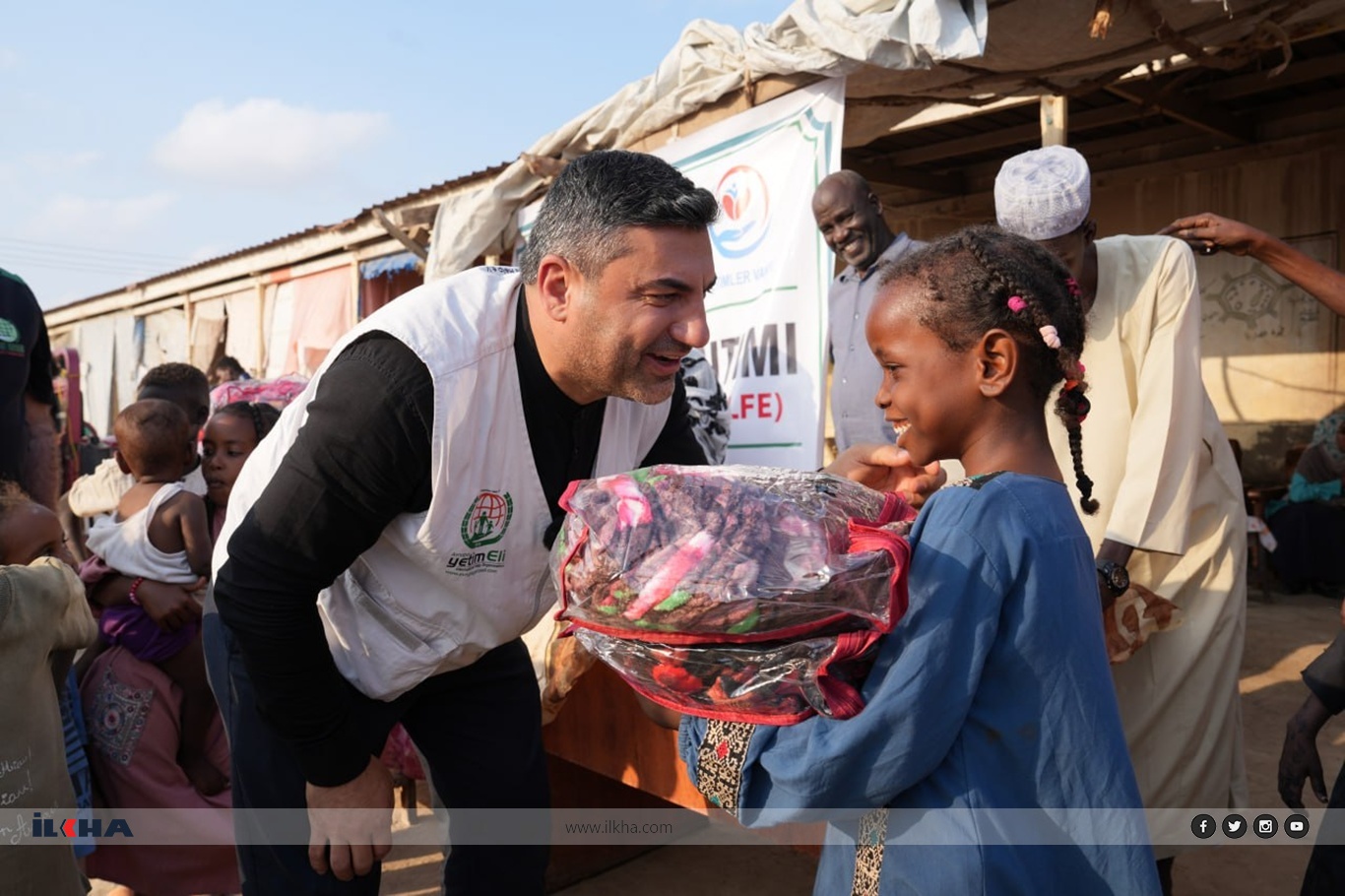 Humanitarian groups deliver lifesaving aid to displaced families in war-torn Sudan