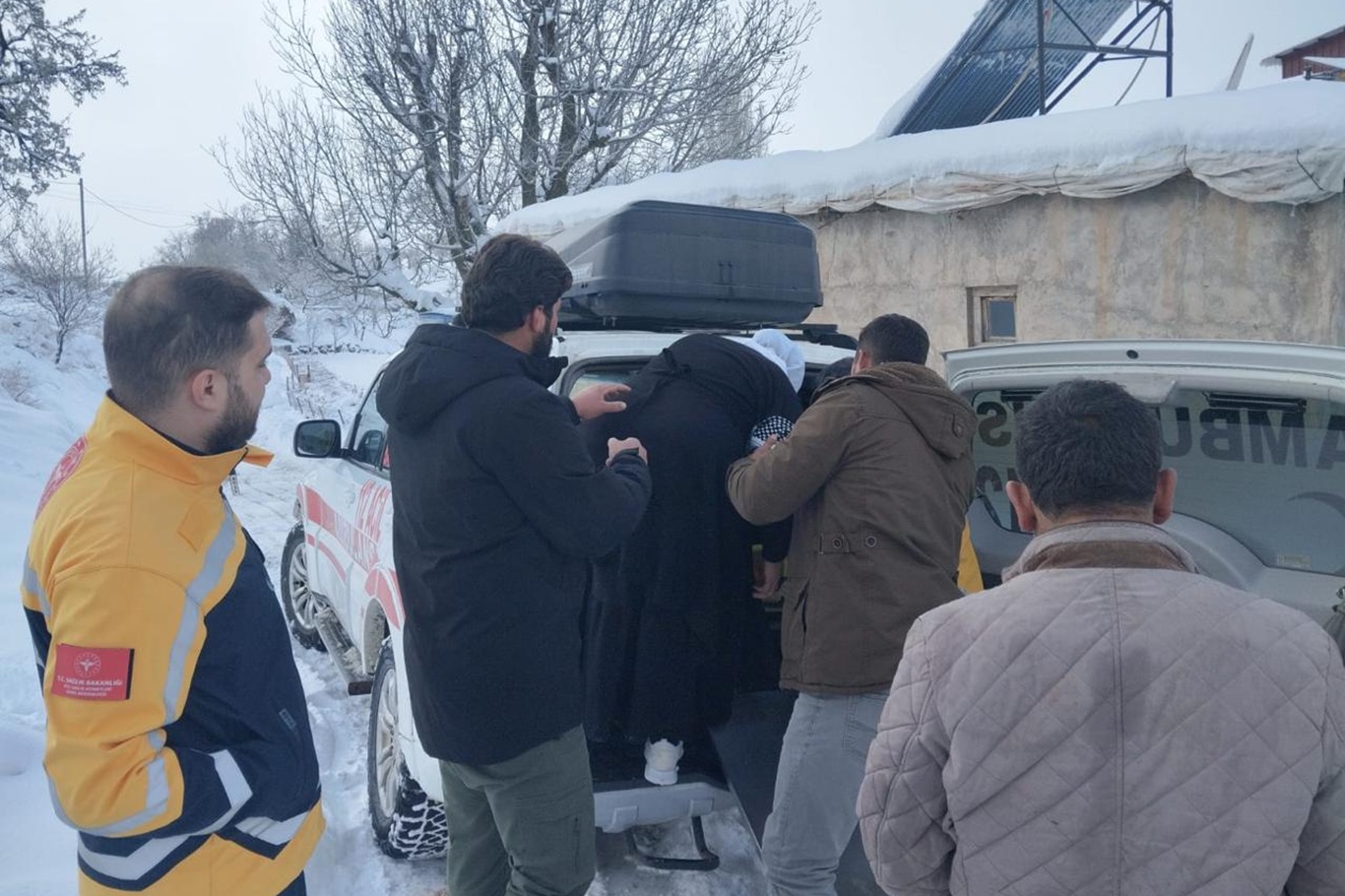 Karla kapalı köy yolunda zamanla yarış: Rahatsızlanan kadın hastaneye ulaştırıldı