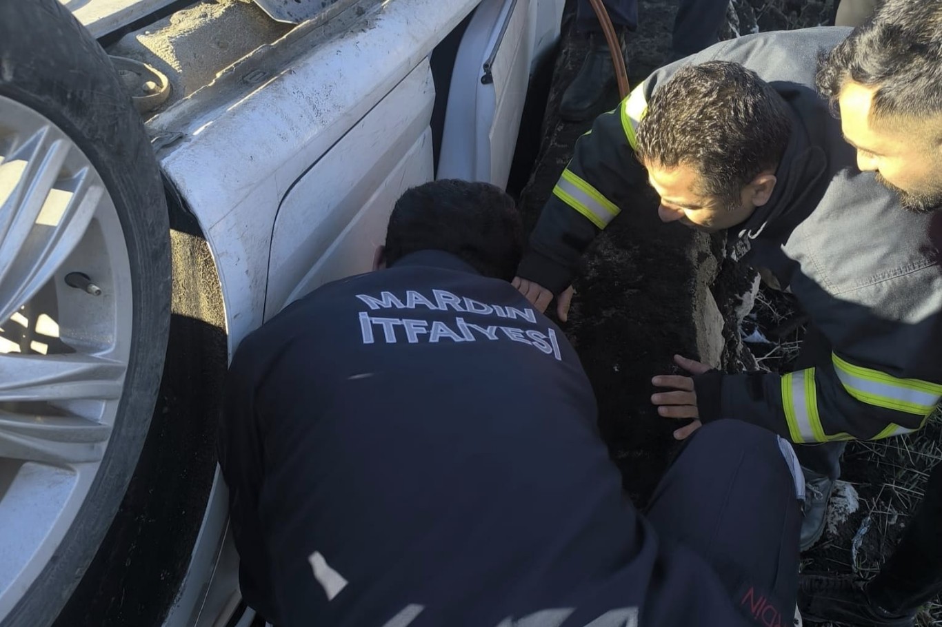 Mardin’de otomobil takla attı: 2 yaralı
