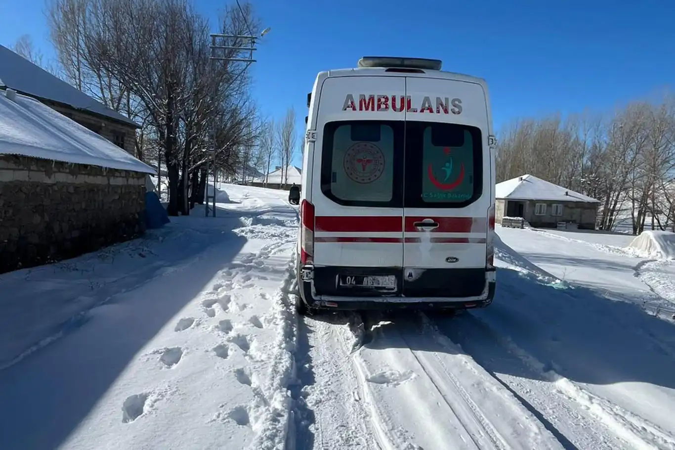 Köy yolları kapalı olan gebe kadın ve yaşlı hasta kurtarıldı