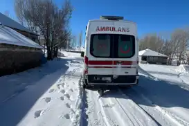 Köy yolları kapalı olan gebe kadın ve yaşlı hasta kurtarıldı
