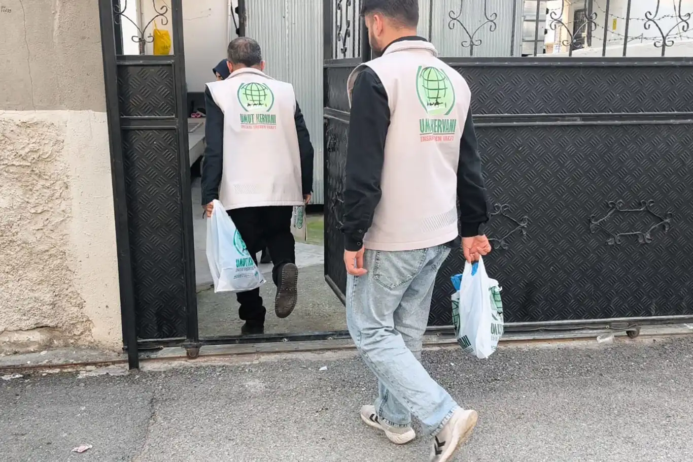 Tarsus Umut Kervanı Derneği’nden ihtiyaç sahibi ailelere yardım