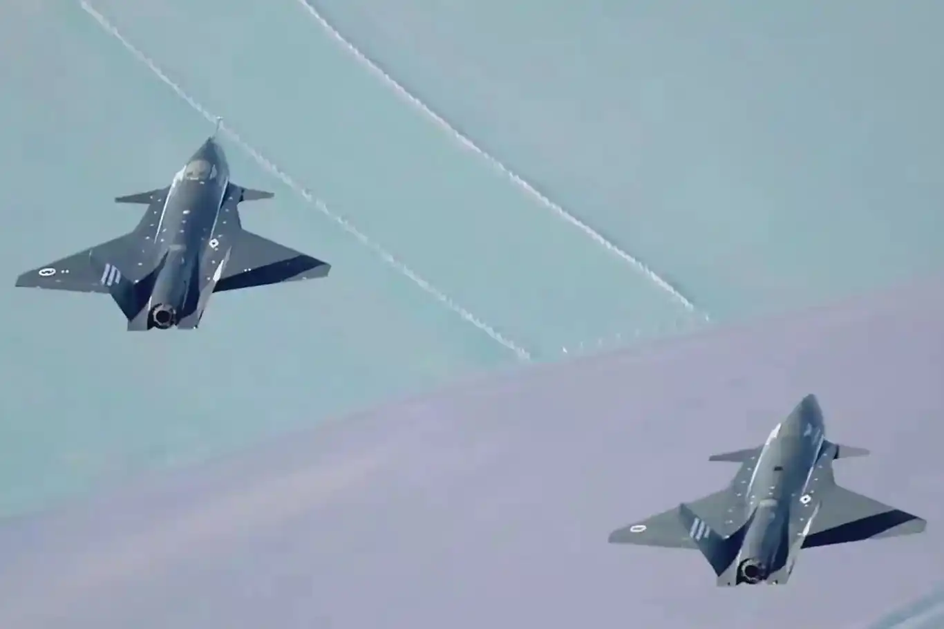 سابقة عالمية: طائرتان حربيتان مسيّرتان تنفذان طيرانًا ذاتيًا متقاربًا بتنسيق كامل