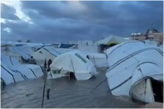 چادرها در خان یونس بر اثر طوفان و آب دریا از جا کنده شدند
