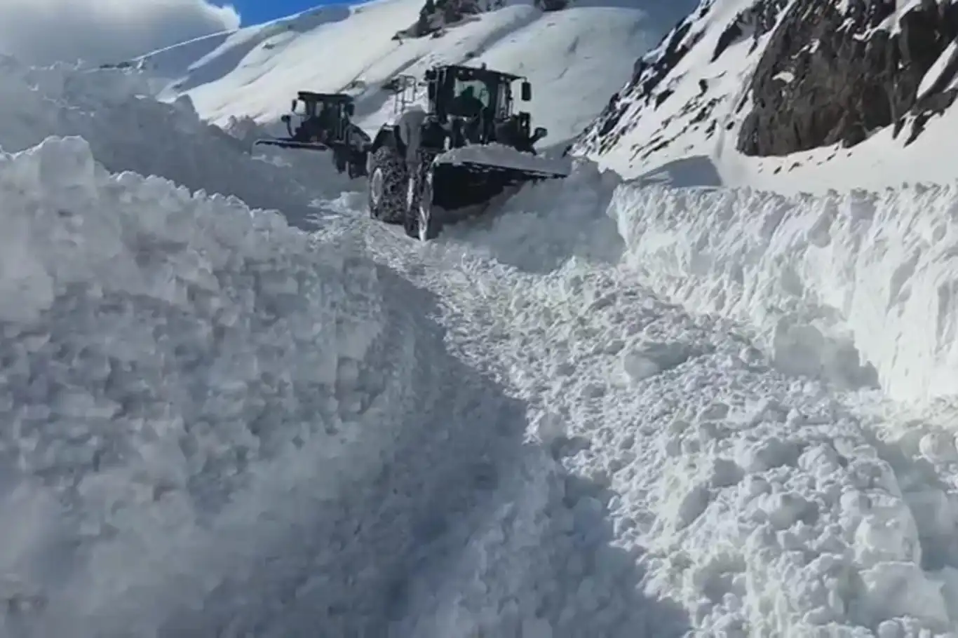 Şırnak'ta kar yağışı nedeniyle 12 köy yolu ulaşıma kapandı