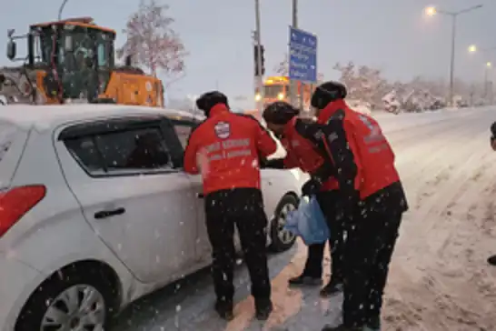 Umut Kervanı’ndan Van'da kar yağışında yolda kalan sürücülere sıcak ikram