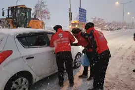 Umut Kervanı’ndan Van'da kar yağışında yolda kalan sürücülere sıcak ikram