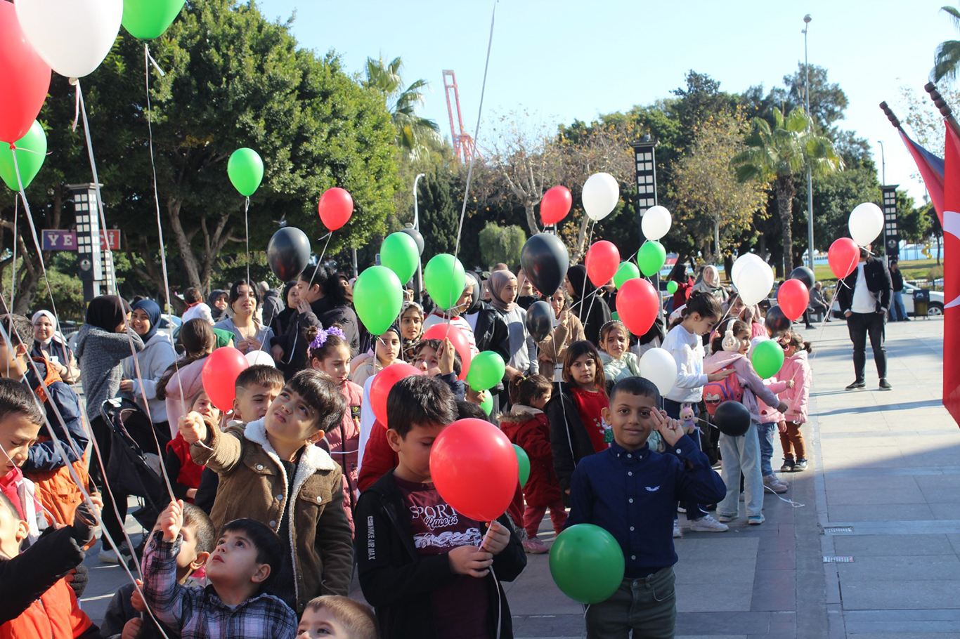 Gazzeli Rim için balonlar gökyüzüne bırakıldı