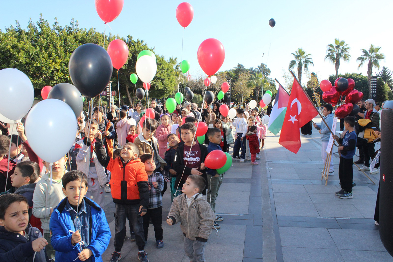 Gazzeli Rim için balonlar gökyüzüne bırakıldı