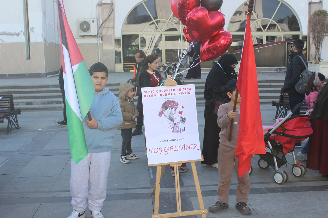 Gazzeli Rim için balonlar gökyüzüne bırakıldı