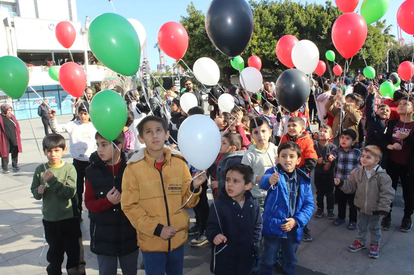 Gazzeli Rim için balonlar gökyüzüne bırakıldı