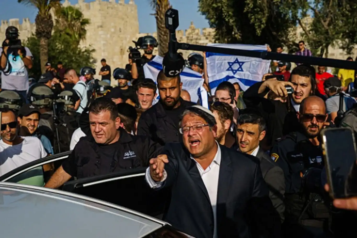 المتطرف "بن غفير" يسعى لتقييد الأذان في أراضي 48