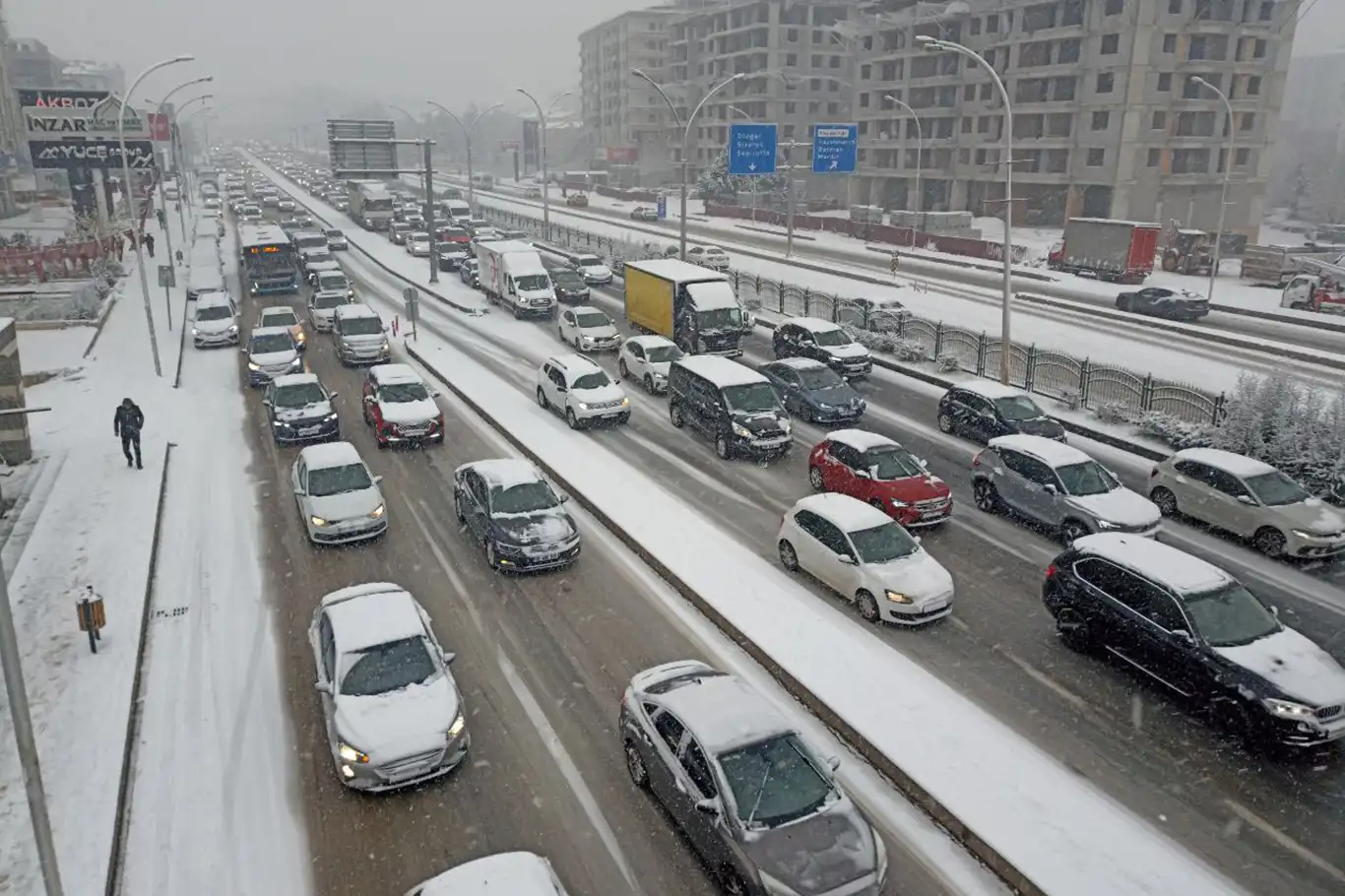 Diyarbakır'da kar, ulaşımı durma noktasına getirdi