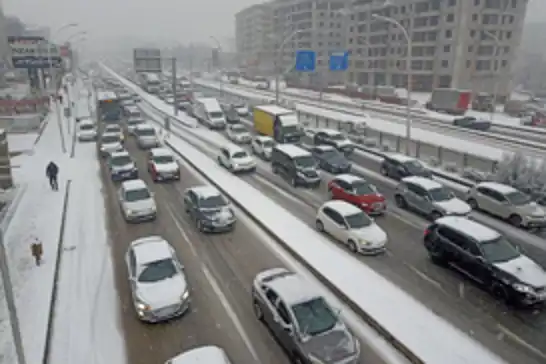 Diyarbakır'da kar, ulaşımı durma noktasına getirdi