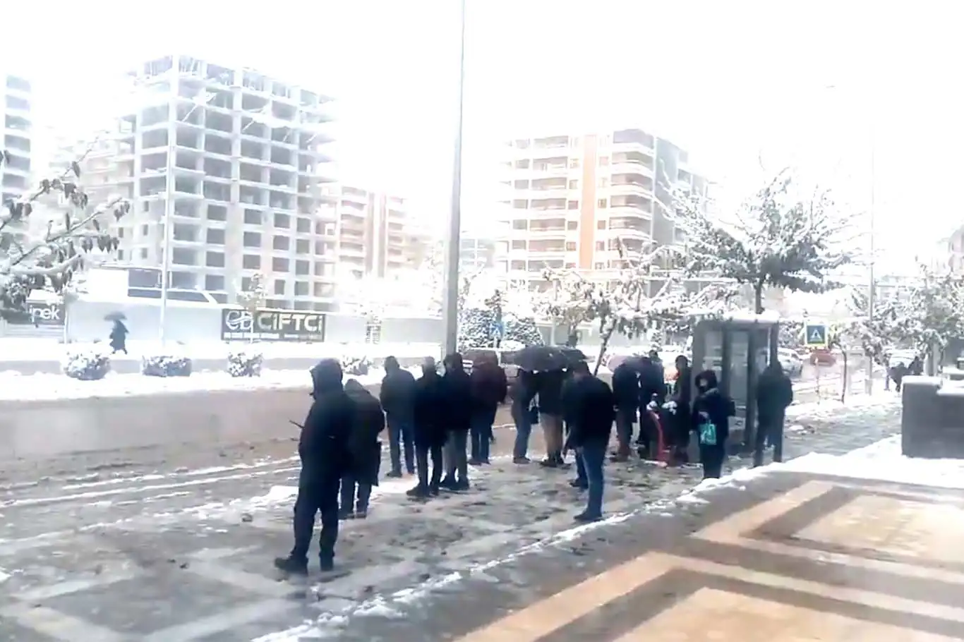 Şanlıurfa’da kış mevsiminin ilk karı yağdı, trafikte aksamalar yaşandı