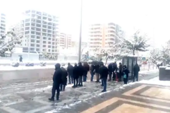 Şanlıurfa’da kış mevsiminin ilk karı yağdı, trafikte aksamalar yaşandı