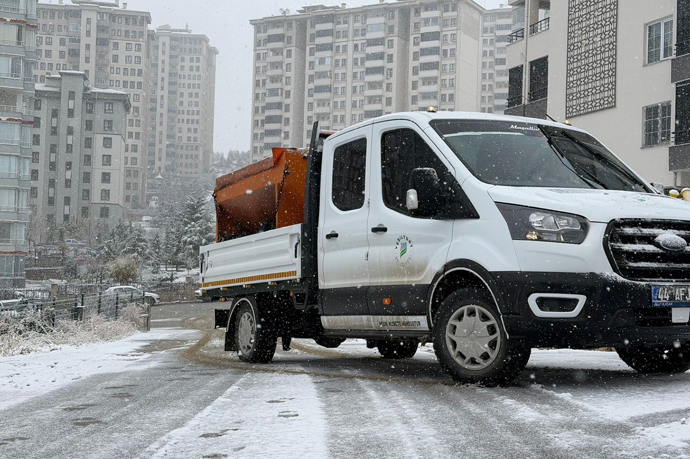 Yeşilyurt Belediyesi'den karla mücadelede çalışması