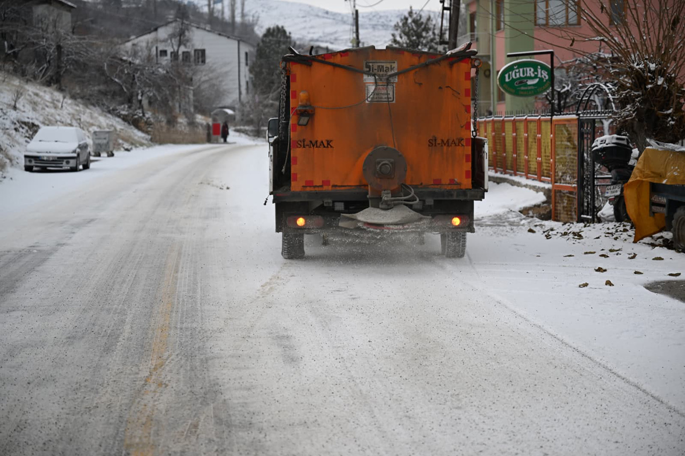 Yeşilyurt Belediyesi'den karla mücadelede çalışması