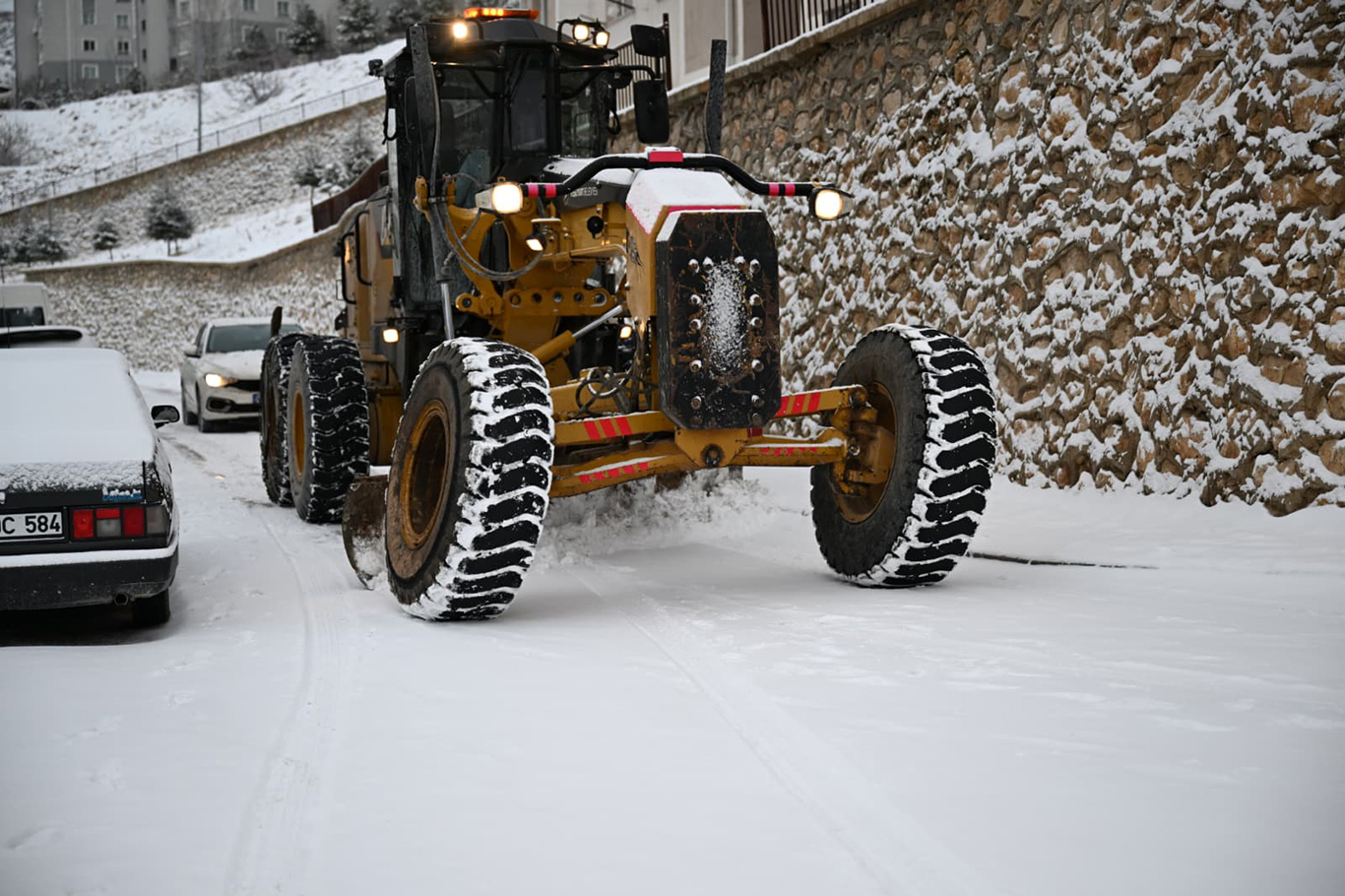 Yeşilyurt Belediyesi'den karla mücadelede çalışması