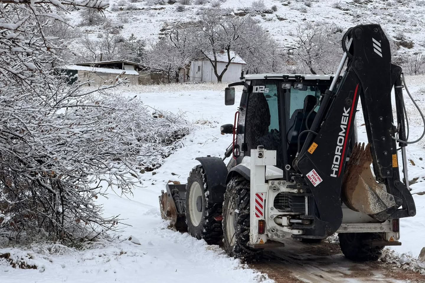 Yeşilyurt Belediyesi'den karla mücadelede çalışması