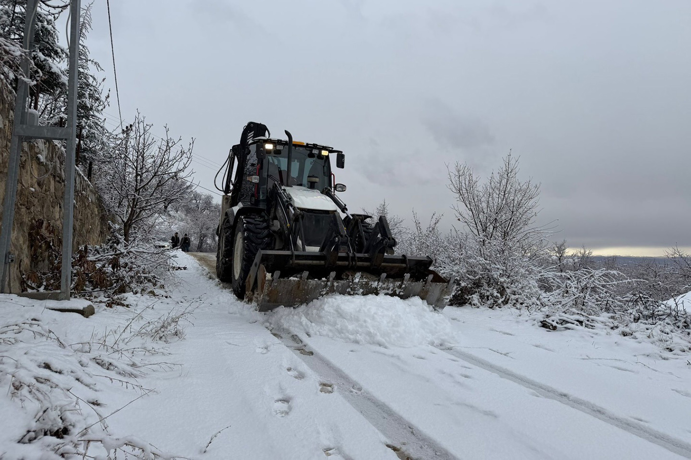 Yeşilyurt Belediyesi'den karla mücadelede çalışması