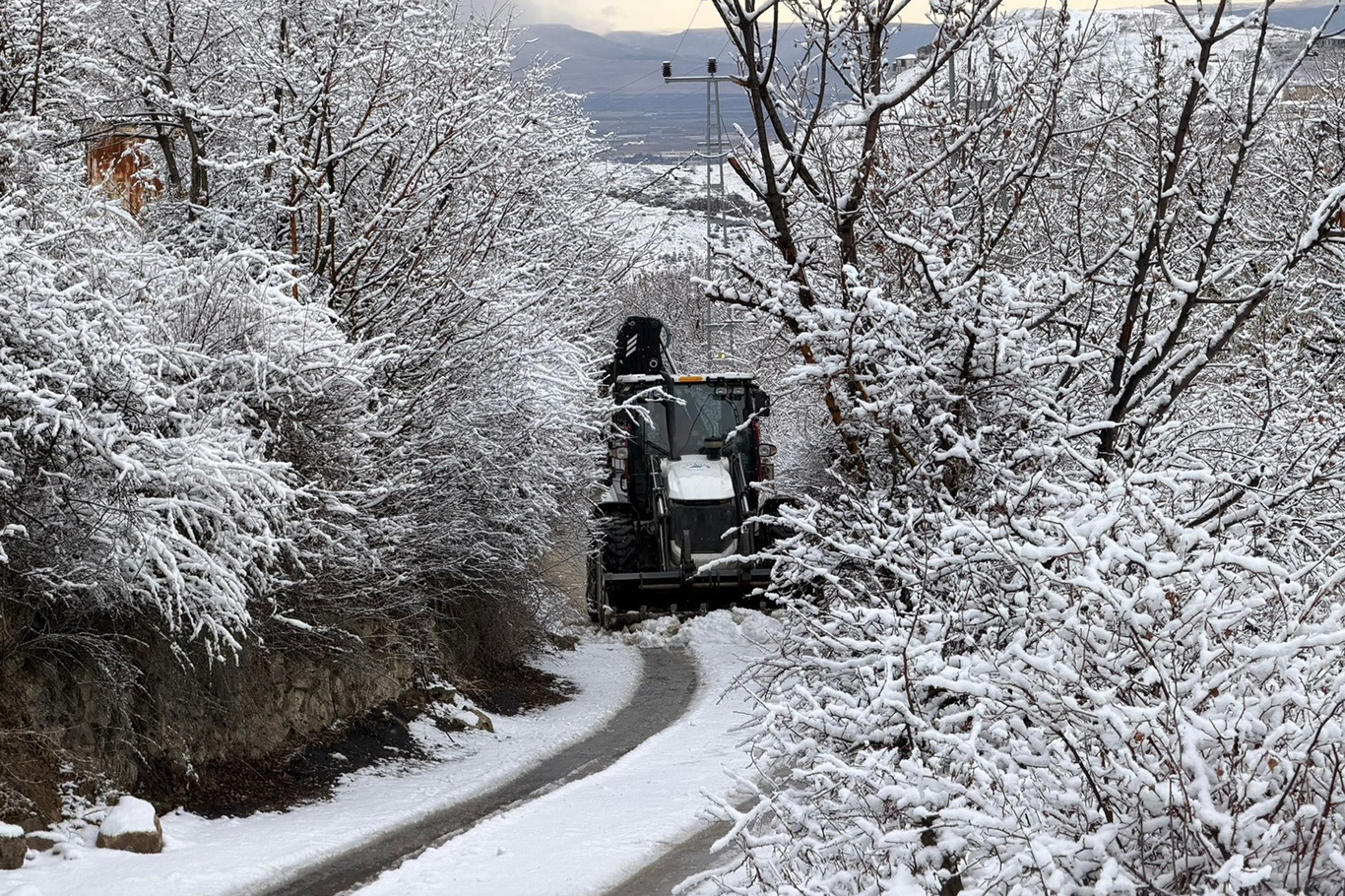 Yeşilyurt Belediyesi'den karla mücadelede çalışması