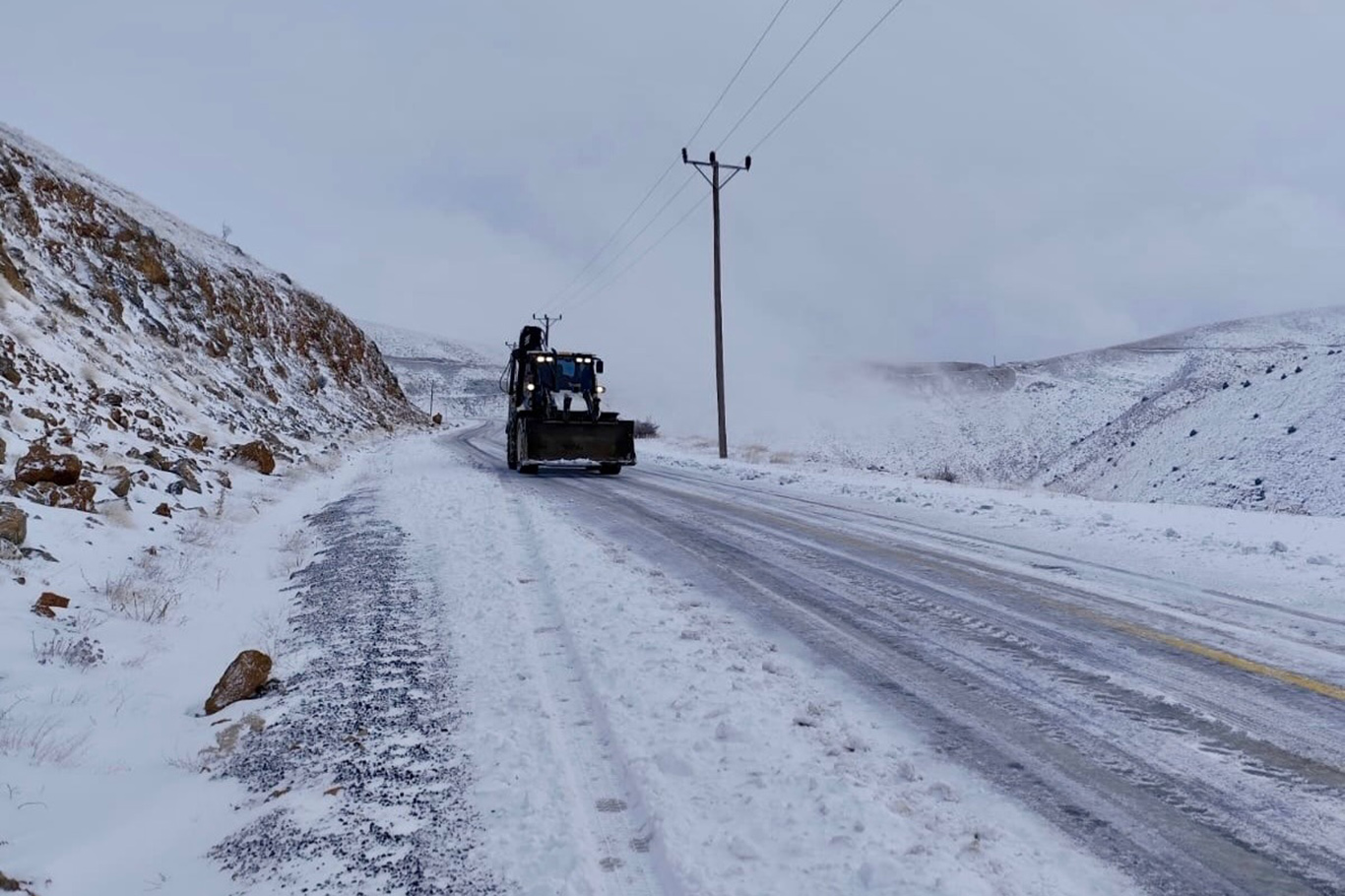 Yeşilyurt Belediyesi'den karla mücadelede çalışması