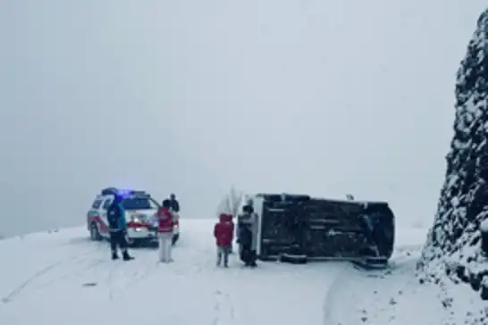 Okul servisi şarampole yuvarlandı: 6 yaralı