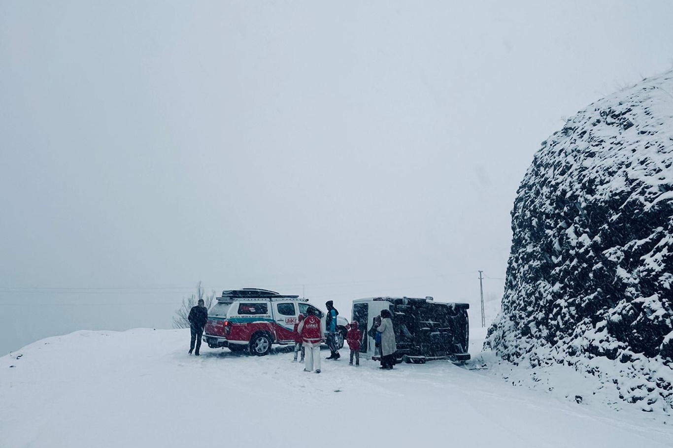 Okul servisi şarampole yuvarlandı: 6 yaralı