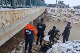 Şanlıurfa’da otomobil sulama kanalına düştü: Baba ve 3 çocuğu için arama çalışması başlatıldı