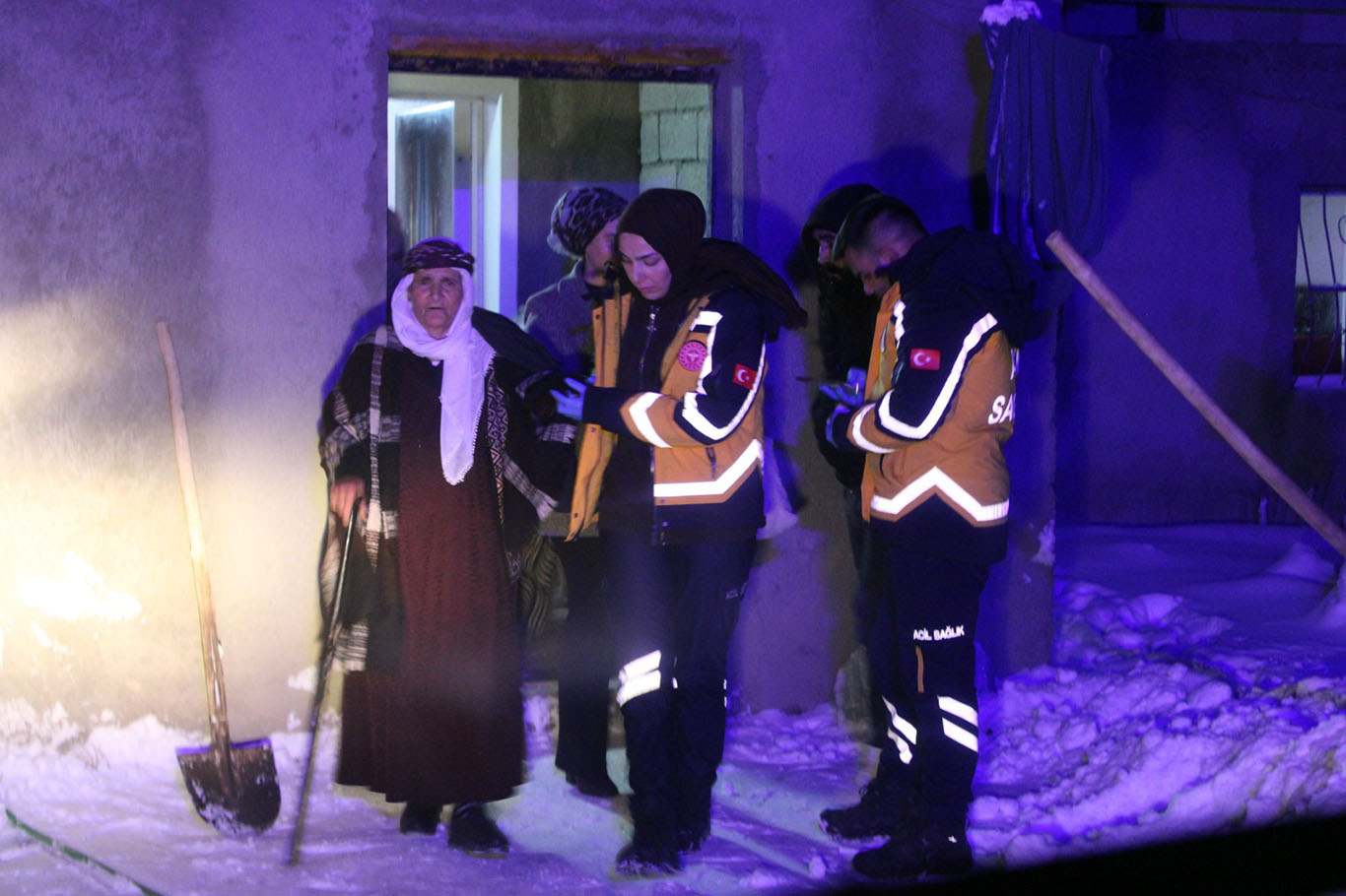 Ağrı'da rahatsızlanan hastalar için ekipler harekete geçti