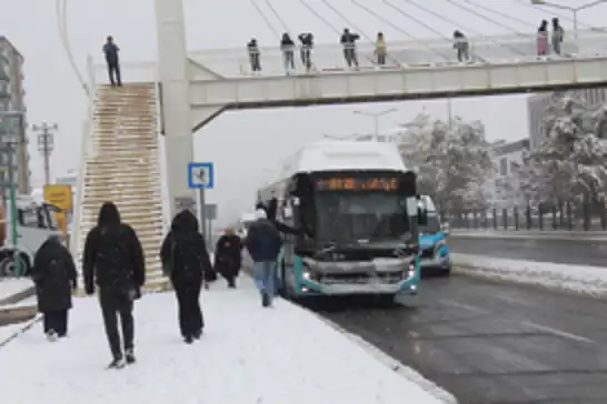 Diyarbakır’da yoğun kar yağışı etkisini sürdürüyor