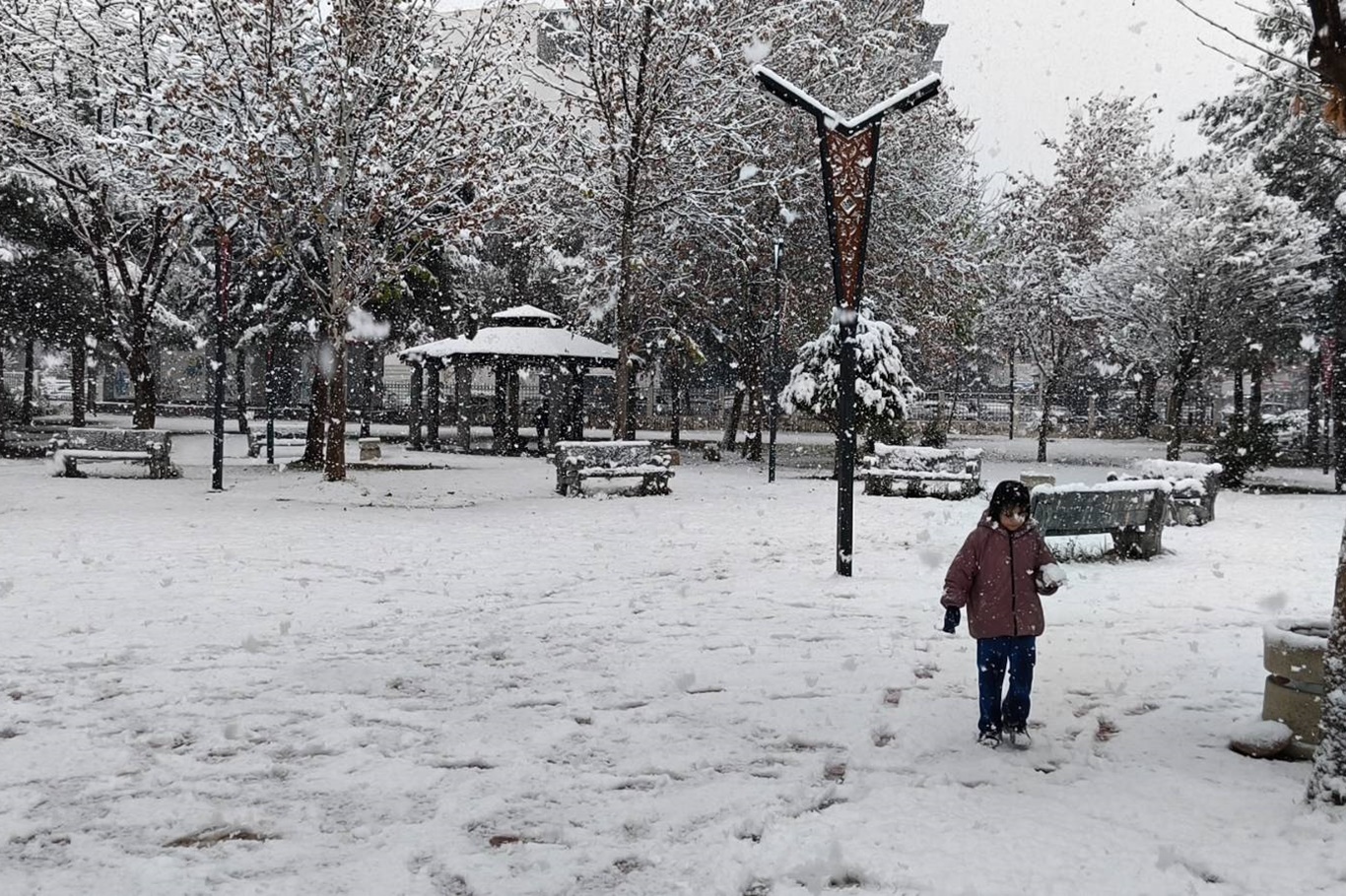 Batman’da okul çıkışında öğrencilerden kar sevinci