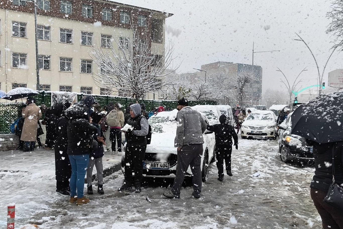Batman’da okul çıkışında öğrencilerden kar sevinci