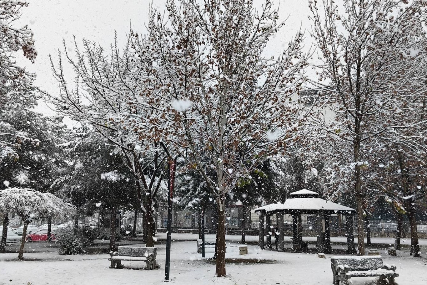 Batman’da okul çıkışında öğrencilerden kar sevinci