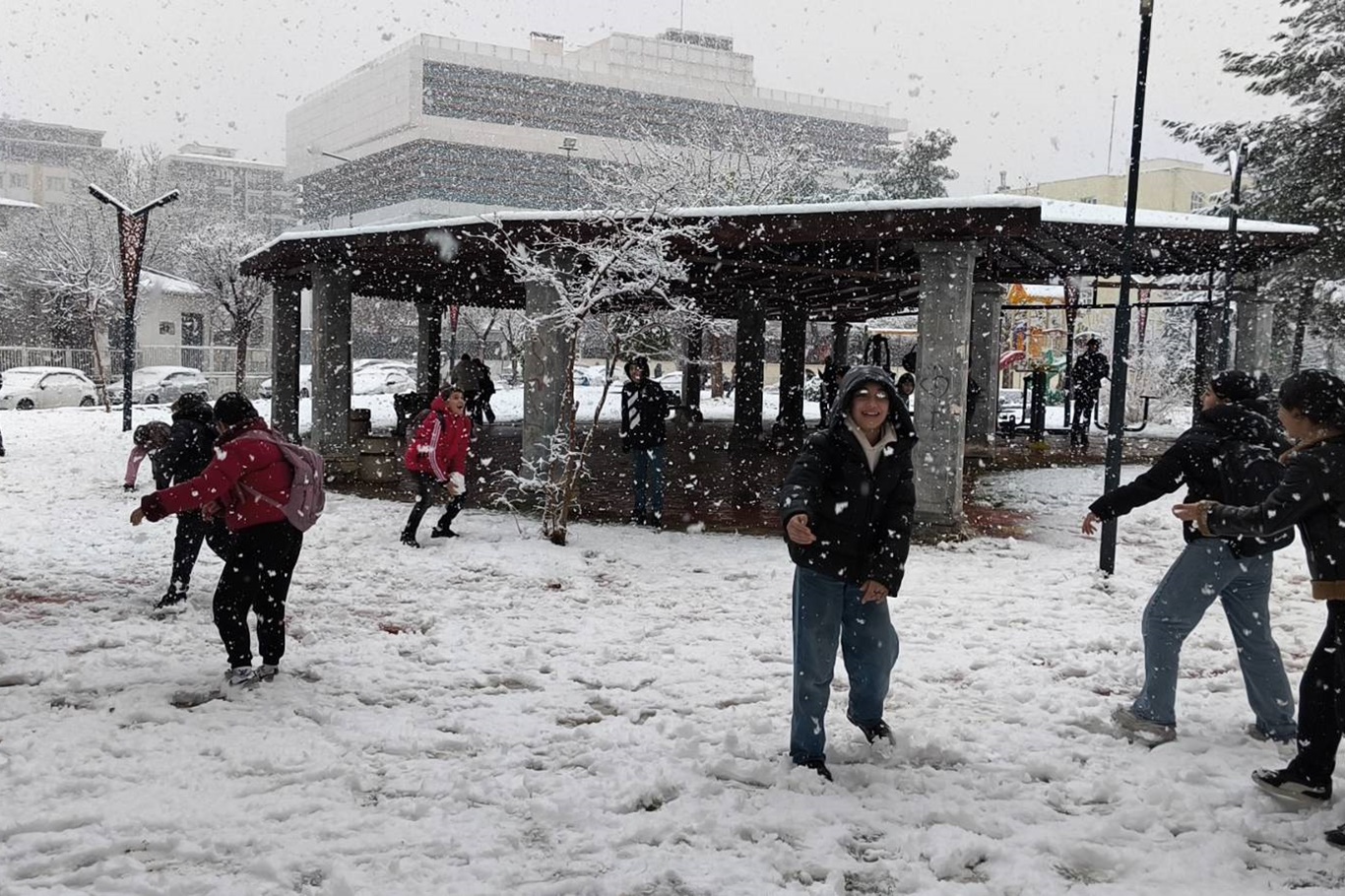 Batman’da okul çıkışında öğrencilerden kar sevinci
