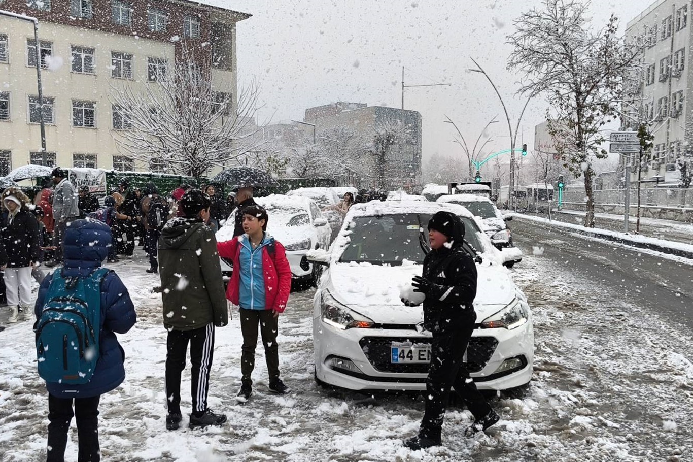 Batman’da okul çıkışında öğrencilerden kar sevinci