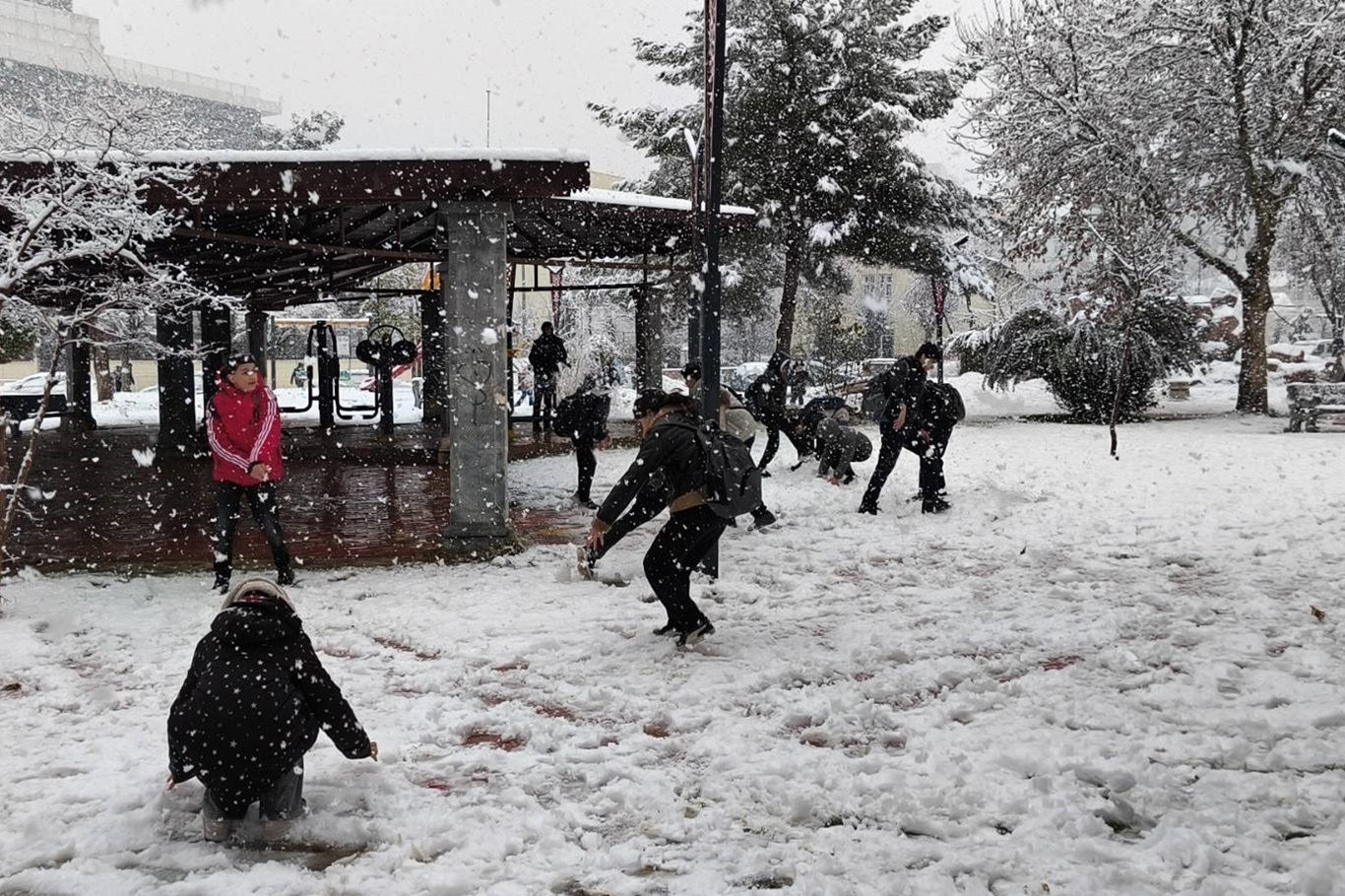 Batman’da okul çıkışında öğrencilerden kar sevinci